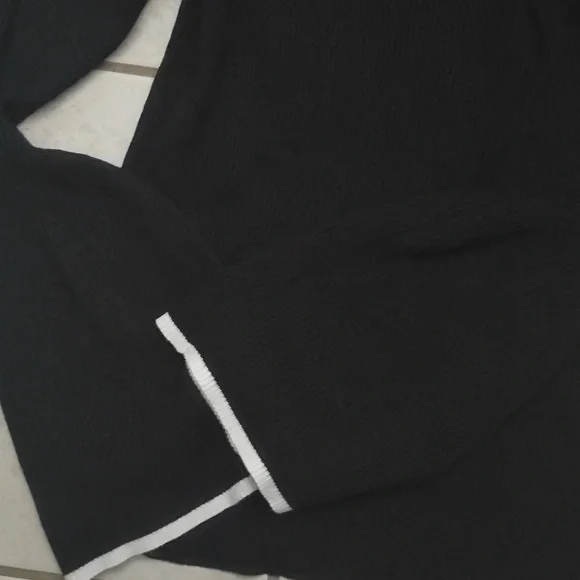 🌻Lord And TAYLOR Women's Black Long Sleeve Top - Picture 3 of 3